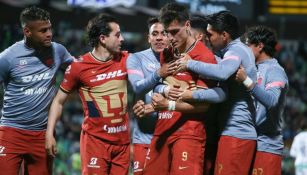 Jugadores de Pumas festejando un gol ante Santos