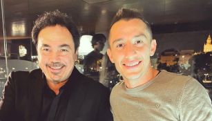 Hugo Sánchez junto a Andrés Guardado en un restaurante de Sevilla