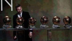 Messi posa con sus Balones de Oro