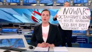 Mujer interrumpió noticiero ruso con un cartel en contra de la guerra