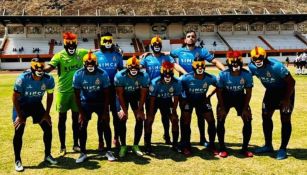 Jugadores de Inter Playa del Carmen portando máscara de Súper Muñeco