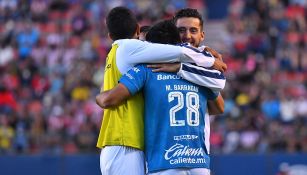 Jugadores de Puebla festejan un gol