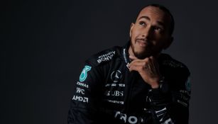 Lewis Hamilton durante sesión fotográfica con Mercedes
