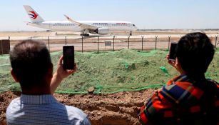 Ciudadano asiático disfruta del despegue de un avión boeing 737