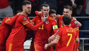 Gareth Bale y el conjunto galés celebran