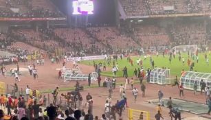Aficionados hacen disturbios en el Estadio de Abuya