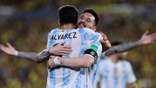 Messi celebrando un gol con Álvarez 