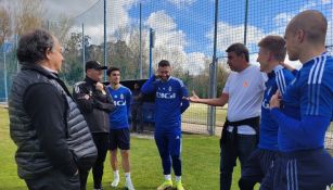 Elías Ayub en charla con jugadores de Real Oviedo 