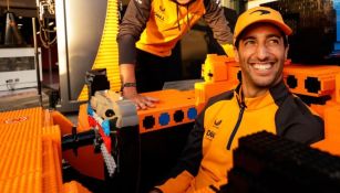 Daniel Ricciardo con el monoplaza de Lego