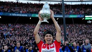 Erick Gutiérrez festejando el título de Copa con el PSV