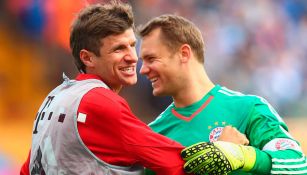 Neuer y Müller festejan tras un juego