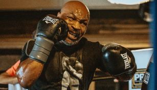 Mike Tyson  sobre el ring