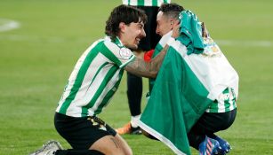Andrés Guardado celebrando con Bellerín el título de Copa 