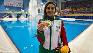 Paola Espinosa con su medalla de oro en Toronto 2015