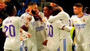 Karim Benzema celebra junto a sus compañeros del Real Madrid