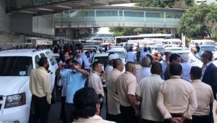 Taxistas bloquean accesos a terminales 1 y 2 del AICM