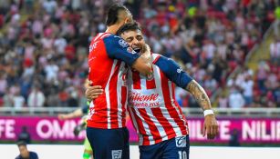 Alvarado y Vega celebrando un gol con las Chivas