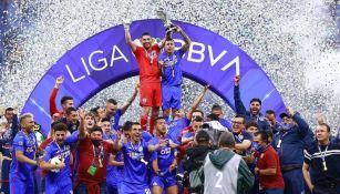 Jugadores de Cruz Azul levantando el trofeo de la Liga MX