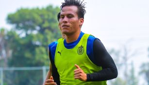 Fernando González durante entrenamiento con Chivas