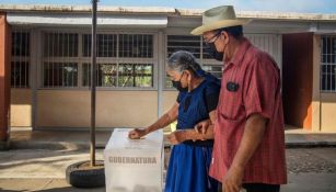 Personas de Oaxaca acudiendo a votar