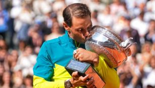 Rafael Nadal besando el trofeo del Roland Garros