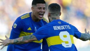 Benedetto y Rojo celebrando gol con Boca Juniors