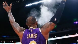 Lebron James previo a salir a un partido con los Lakers