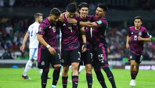 Jugadores de la Selección Mexicana en festejo de gol