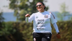 Mónica Vergara dirigiendo un entrenamiento de la Selección Mexicana Femenil