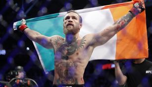 Conor McGregor con la bandera irlandesa