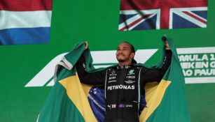 Lewis Hamilton festejando con la bandera de Brasil