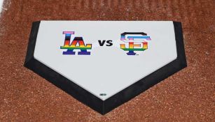 Los escudos de Dodgers y Giants con los colores del arcoíris 
