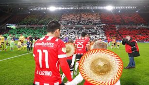 Hirving Lozano es recibido con un mosaico de la bandera de México en el PSV