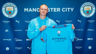 Erling Haaland posa con el jersey del Manchester City