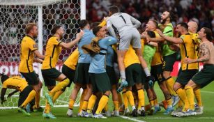 Jugadores de Australia festejando su pase al Mundial