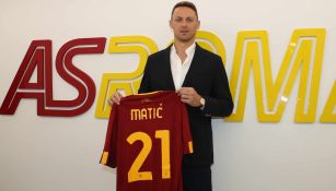 Nemanja Matic posa con la playera de la Roma