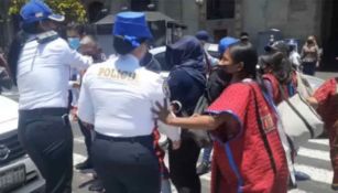 Policías son captados dando jalones a mujeres indígenas