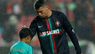 Cristiano Ronaldo y su hijo en terreno de juego