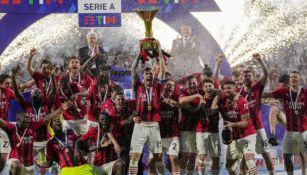 Jugadores del AC Milan festejando el título
