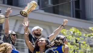 Stephen Curry fue el protagonista del desfile de campeones de los Warriors