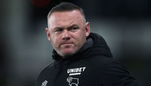 Wayne Rooney dirigiendo al Derby County