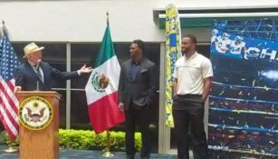 Jugadores de los Rams en su visita a la embajada de Estados Unidos