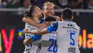 Jugadores del Puebla festejando un gol