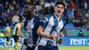 Nicolás Ibáñez festejando un gol