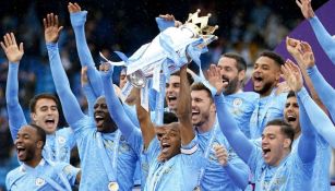 Jugadores del Manchester City levantando el trofeo de la Premier League