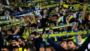 Afición del Fenerbahçe en juego ante Dinamo de Kiev 