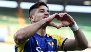 Gio Simeone celebrando un gol con Verona