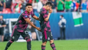 Jesús Gallardo y Chucky Lozano durante un partido de México