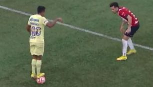 Video: Román Martínez se 'burló' de Alan Mozo en jugada durante Clásico amistoso