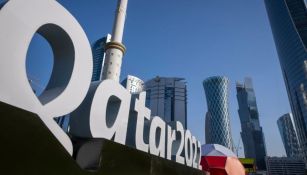 Letrero de Qatar 2022 en Doha